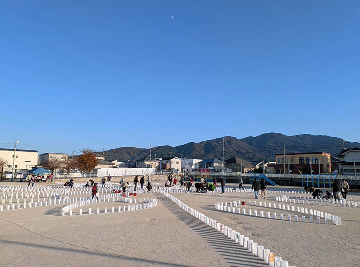 灯明の設置作業の様子