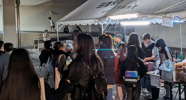 イベントを楽しむ人々