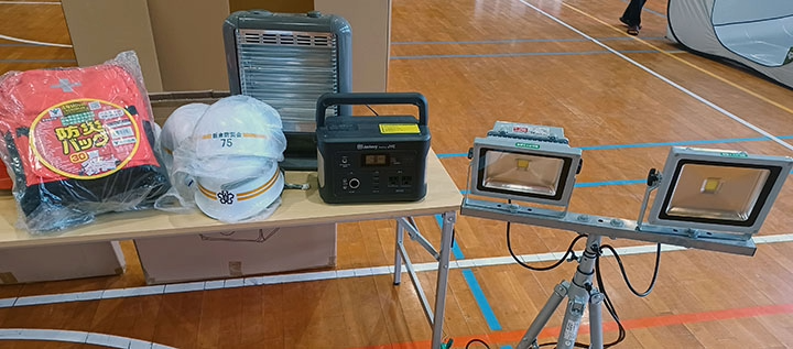 防災用品の説明を聞く子どもたち