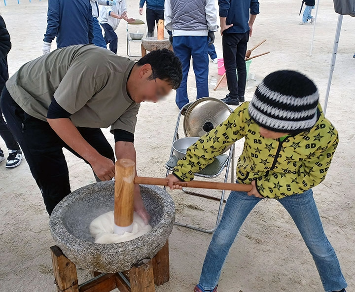 もち米を蒸す様子