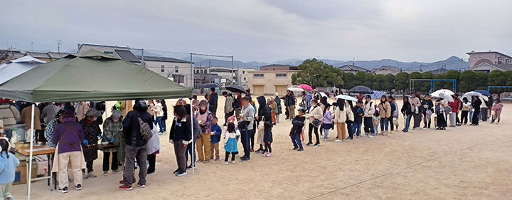 列に並ぶ来場者