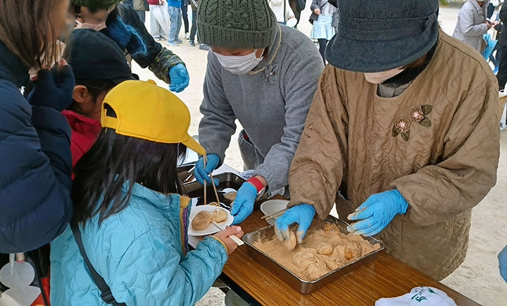 お餅を丸める様子