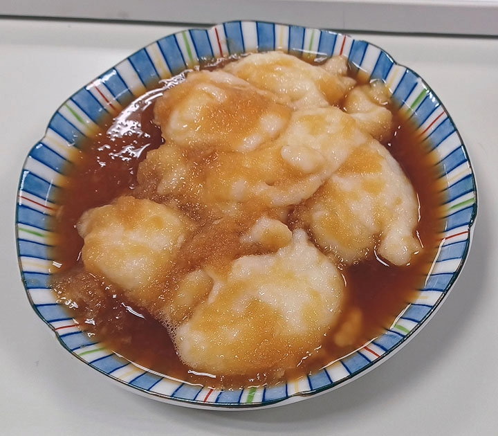 お餅を味わう様子
