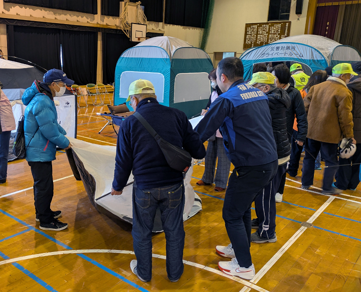 テント組み立ての様子1