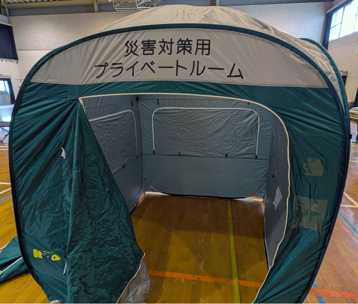 テント組み立ての様子2