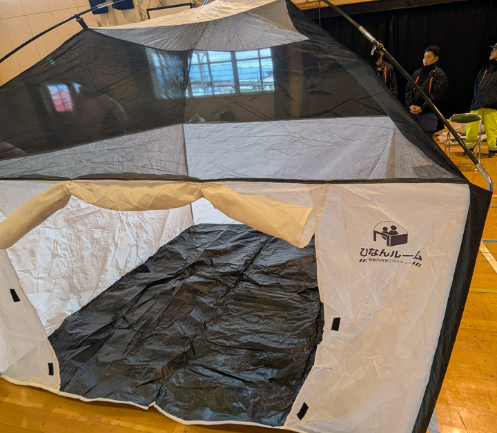 テント組み立ての様子3