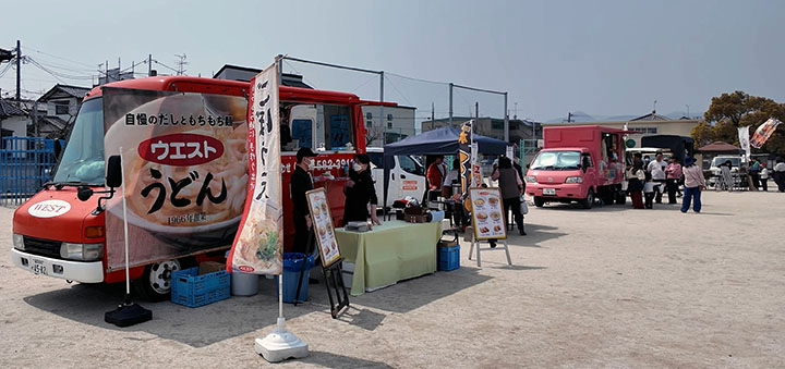 くじを引く子どもたち