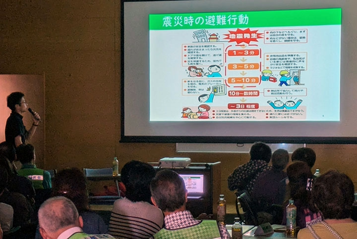 早良区役所職員による説明と防災倉庫の備蓄品