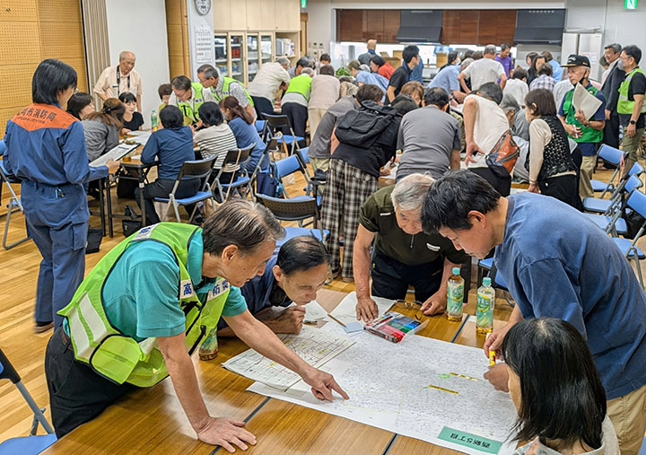 問いかけに沿って地図を色分けする参加者