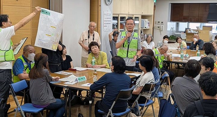 地域の強みと弱みを話し合うようす