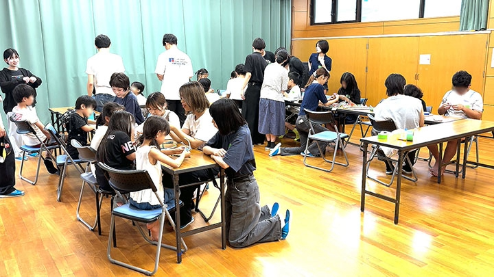 西新公民館に集まった子どもたちと大学生
