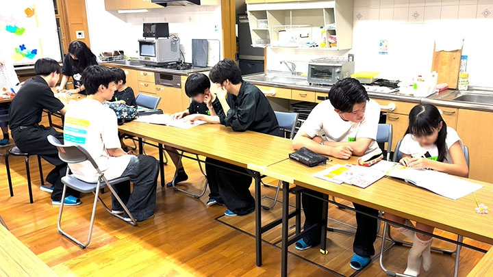 宿題の時間に取り組む子どもたち