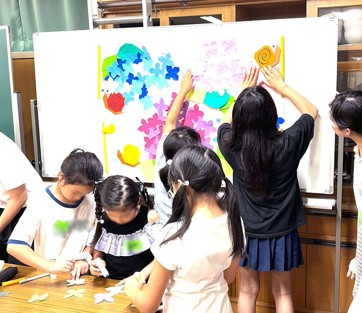貼り絵づくりに取り組む子どもたち