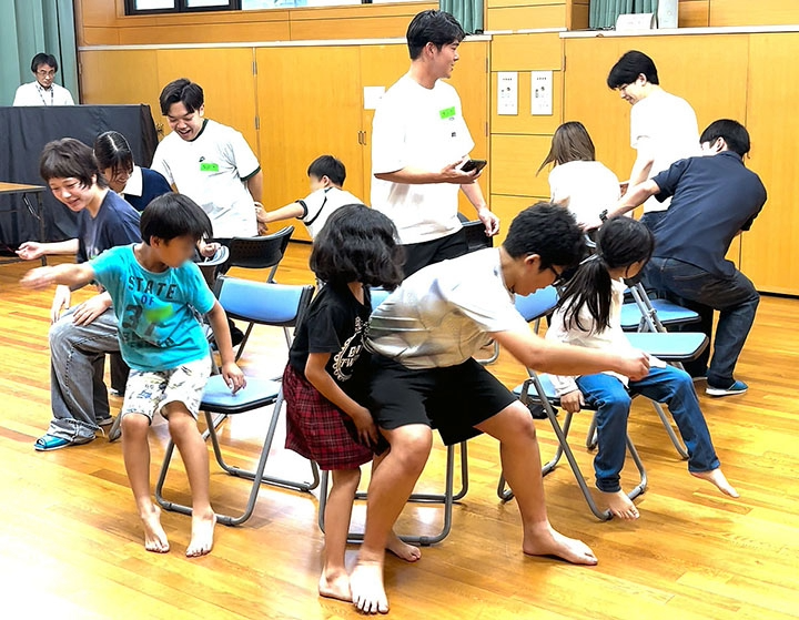 椅子取りゲームを楽しむ子どもたちと大学生