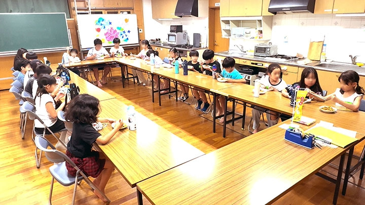 みんなでやきそばを食べる子どもたち